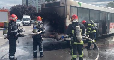Momente de panică! Un autobuz plin cu pasageri a luat foc