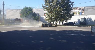 GALERIE FOTO/VIDEO. Maşină cuprinsă de flăcări, pe o stradă din Constanţa - 3
