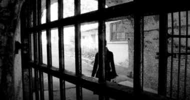 Stire din Eveniment : Mama unui deținut și-a dat foc în fața penitenciarului în care se află fiul său