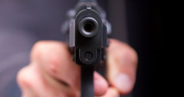 Un bărbat a tras cu pistolul deranjat de zgomotul copiilor care se jucau