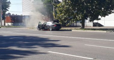 GALERIE FOTO/VIDEO. Maşină cuprinsă de flăcări, pe o stradă din Constanţa - 2