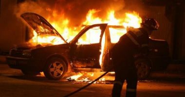 Stire din Eveniment : Un tânăr a fost reţinut după ce ar fi incendiat maşina singurului poliţist din localitatea Dăieni, Tulcea