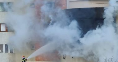 GALERIE FOTO-VIDEO / INCENDIU PUTERNIC ÎN CONSTANŢA. O PERSOANĂ S-A ARUNCAT DE LA ETAJ - 3