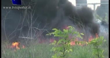 Stire din Actualitate : O tabără de romi din Italia incendiată din cauza unei italience care a spus că a fost violată