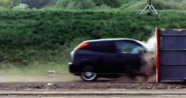 Stire din Sport : VIDEO / Uite cum se face praf un Ford la 200 km/h