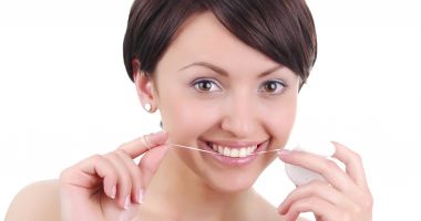 Folosiți ața dentară pentru a avea dinți sănătoși!