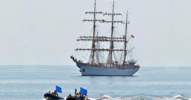 "Iubim Constanța, iubim marinarii!" Spectacol, emoții, dar şi oameni nervoşi pe faleza Cazinoului - 6