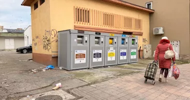 Stire din Social : Gunoiul se va arunca în curând pe... cartelă. „Dacă o pierd, țin mizeria în balcon?”