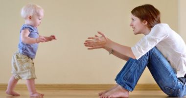 Stire din Sănătate : Piciorușe crăcănate sau în X? Când este normal și când este cazul să mergeți la medic