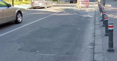 Stire din Social : Strada Mircea cel Bătrân, test zilnic pentru nervii șoferilor. „Dacă nu ești atent, îți rupi mașina”