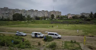 Stire din Social : Lecție de civism la Constanța. Voluntarii încearcă să readucă la viață terenul de rugby Badea Cârțan