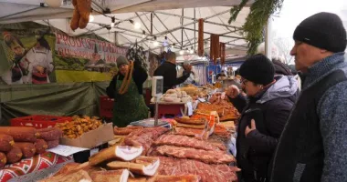 Stire din Social : Masa de sărbători începe cu forfota din târgurile cu produse tradiționale