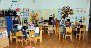 Stire din Cultură-Educație : Cine-și rupe de la gură să mobileze clasa pregătitoare