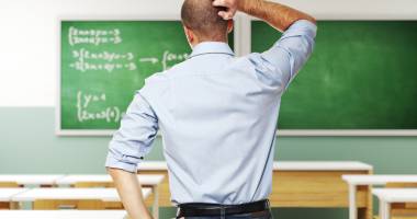 Stire din Cultură-Educație : Mai mare rușinea învățământului constănțean! Uite cine predă copiilor noștri!