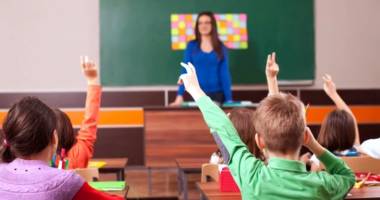 Stire din Cultură-Educație : Bătălia directorilor cu chiulangiii: "Inutil certăm copiii, dacă părinții doi bani nu dau!"