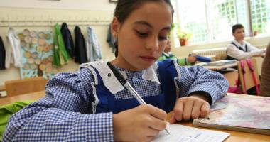 Stire din Cultură-Educație : "Ce vor nenorociții ăștia să facă din copiii noștri?"