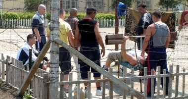 Stire din Eveniment : Detalii incredibile din culisele pușcăriilor. Cum nenorocesc condamnații familii întregi, de după gratii