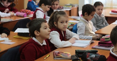 Stire din Cultură-Educație : Cum sunt pregătite școlile din Constanța. De la grija salariilor, la bidinele și WC-uri în curte