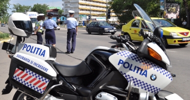 Stire din Eveniment : Agenții de poliție, sătui de atitudinea șefilor: "Ei stau la etajul 2, cu aerul condiționat pornit, și sună: 'Faceți ceva!' Dacă e bine, e meritul lor, dacă e rău, e vina polițistului"