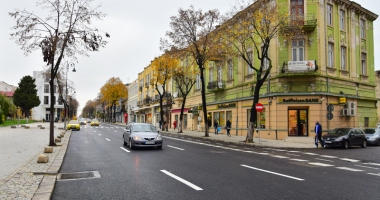 Bulevardul Tomis, o reabilitare eșuată? Trotuare cu terase și mașini, treceri de pietoni desființate. 