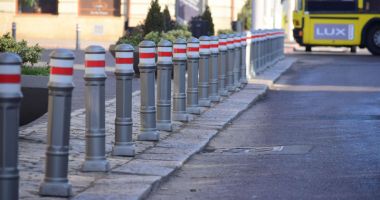 Stire din Social : S-a "rezolvat" problema parcărilor! Țăruși pe trotuar și amenzi pentru șoferi