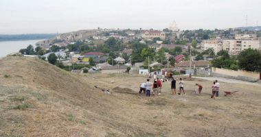 Stire din Social : O fibulă din aur masiv a transformat locuitorii orașului Hârșova în căutători de comori