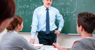 Stire din Cultură-Educație : Începe modernizarea învăţământului? „Nici măcar tabletele nu au ajuns!”