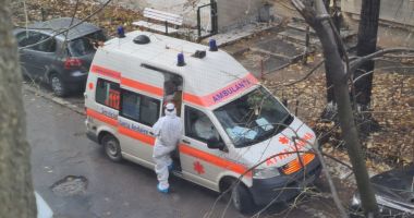 Stire din Social : Testarea COVID, în faţa blocului. „Am ajuns de râsul cartierului!”