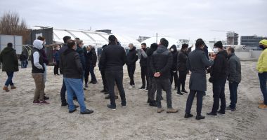 Stire din Social : Scandal pe plajă. Lucrările de înnisipare din Mamaia, ţinute pe loc de patronii de beach-baruri