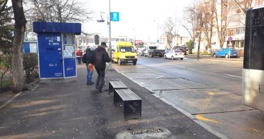 Stire din Social : Dispar refugiile din stațiile de autobuz. Călătorii, lăsați în ploaie?