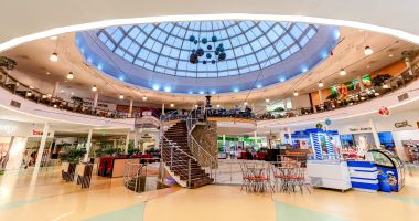 Stire din Economie : Magazine din mall-uri, înfrânte de pandemie. Chiriile mari şi vânzările mici i-au îngenuncheat pe comercianţi