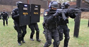 Stire din Eveniment : Mai știu polițiștii să țină pistolul în mână? Dar să-l folosească?