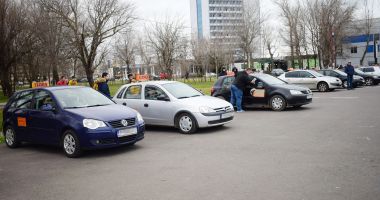 Stire din Eveniment : Sătui să aștepte cu lunile! Constănțenii se mută fictiv în alte județe, pentru un permis auto!