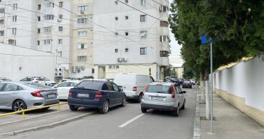 Trafic de coşmar şi haos al parcărilor în cartierul Tomis II. „Ne-au învrăjbit între noi!”