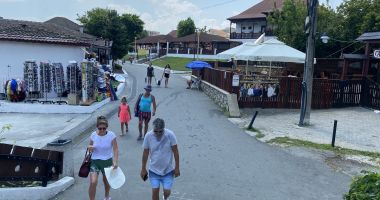 Stire din Social : Satul de Vacanță, la limita dintre kitsch și civilizație