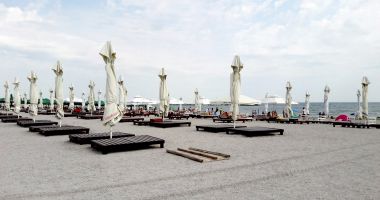 Stire din Social : Unde-i lege nu-i tocmeală, dar nu şi în Mamaia! Şezlongurile sunt chiar în buza mării!