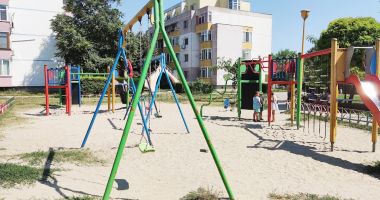 Stire din Social : Mai avem de aşteptat! Piedici în modernizarea locurilor de joacă. „E un coșmar!”