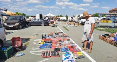 Stire din Social : La pas prin cel mai mare târg săptămânal din județul Constanța, printre vechituri și legume de țară!