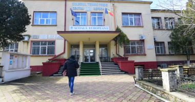 Stire din Eveniment : Anchetă într-un liceu din Constanţa. Cine îi scapă pe elevii silitori de derbedei?
