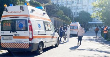 Stire din Social : Zile negre. Coadă de ambulanţe şi de dricuri, în curtea spitalului judeţean