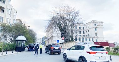 Stire din Social : „Pe aici nu se trece!”. Barieră la intrarea în Peninsulă. Regulamentul, disputat în instanță