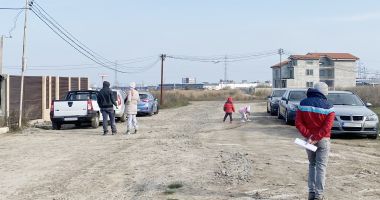 Stire din Social : Locuitorii din Veterani, disperaţi! „Nu ne putem muta în case fără curent electric! Primăria ne ignoră!”