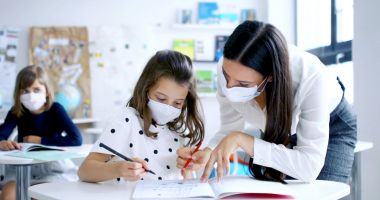 Stire din Cultură-Educație : Mai rar așa ceva! Final de semestru pe repede înainte cu tezele, mediile și transferurile