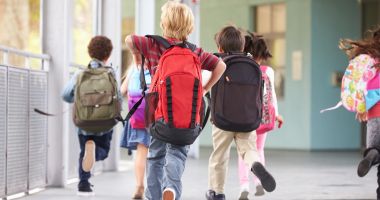 Stire din Social : Elevii, cocoşaţi de povara rucsacurilor şi a pretenţiilor profesorilor. „Un ghiozdan are în jur de 15 kilograme!”