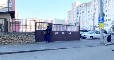Stire din Social : Curtea şcolii, cu lacăt şi sârmă ghimpată! Elevii nu au acces pe terenurile de sport în afara programului