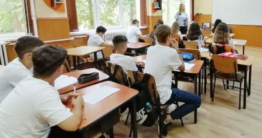 Stire din Cultură-Educație : Elevii participanţi la Evaluarea Naţională, în extaz! "Au fost subiecte de clasa a VI-a". Profesorii îi contrazic