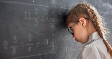 Stire din Cultură-Educație : Cât ne mai furăm căciula? Eminenți în catalog, praf la Evaluarea Națională