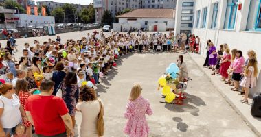 Stire din Cultură-Educație : Pasați și duși cu vorba, doar un sfert din elevii ucraineni și-au găsit loc în bănci la Constanța