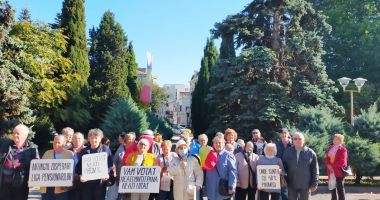 Stire din Social : Au ajuns la disperare! Cocoşaţi de povara facturilor şi a preţurilor mari, pensionarii au ieşit în stradă