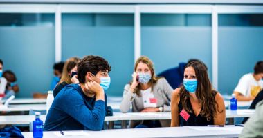 Stire din Cultură-Educație : De ce ați mințit elevii? Niciodată nu vor primi bursele pe 15 ale lunii, din cauza zecilor de aprobări impuse